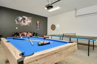 Modern NASA Home with Billiard Pingpong Rooftop - Houston - 2
