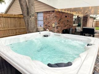 Houston Family Retreat with Hot Tub Pool Firepit - Stafford - 0