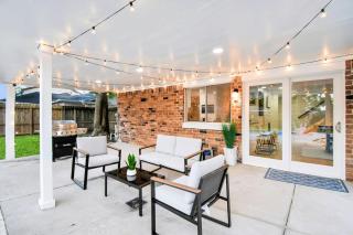 Houston Family Retreat with Hot Tub Pool Firepit - Stafford - 8