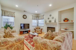 Centrally Located Home with Yard in Hayward! - Hayward - 8