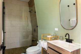 Stylish Oasis Retreat with Modern Amenities & Scenic Views - San Rafael - 2