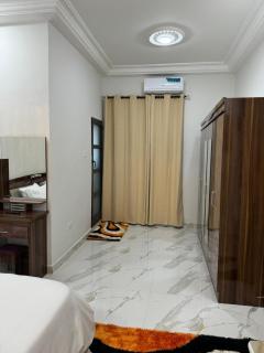 Amsterdam Luxury Plaza - Mbarra Kunku - 4