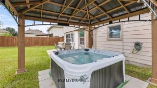 Brand New 4BR 2BA Holiday Home With Hot Tub - Houston - 0