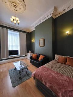 Hen and Stag Pad, Large Group Accom Digbeth Sleeps 24 - Birmingham - 9