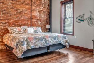 2 BR La Crosse 2 Blocks to La Crosse Center - 2