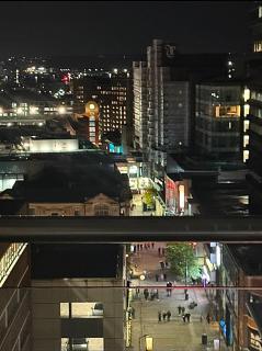Award Winner of 2026 &2025 traveller & Best guest rated apartment, Elegant two bedroom, #1 Leeds city centres most central apartment, Great 180 degree views,balcony , half- price PARKING onsite, Netflix & WiFi - 5