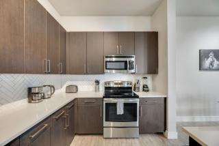 Nice 2BR I Pool I Gym I Free Parking I Workspace - 6