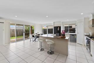 Stunning 4BR Home with Yard Parking Costco and Theme Park - 7