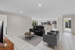 Stunning 4BR Home with Yard Parking Costco and Theme Park - Gold Coast - 5