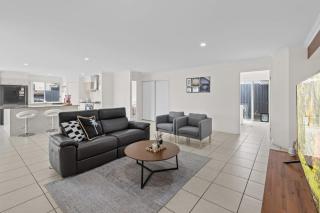 Stunning 4BR Home with Yard Parking Costco and Theme Park - Gold Coast - 2