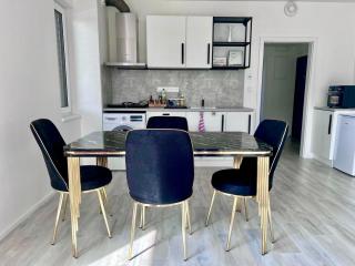 Modern apartment close to Tram and Airport, free parking - Prague - 7