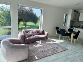 Modern apartment close to Tram and Airport, free parking - Prague - 0