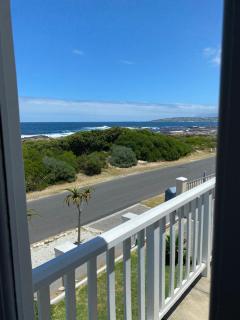 Shore's Edge Luxury Oceanfront Home - Hermanus - 7