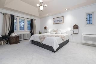 Charming 5-Bedroom Forest Hill Home - Toronto - 7