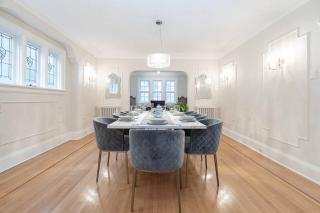 Charming 5-Bedroom Forest Hill Home - Toronto - 8