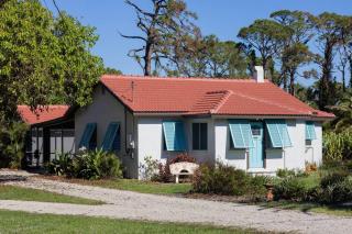 1mi to Beach Jungle Bungalow 1 acre with Pool - Englewood - 0