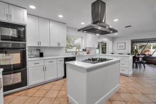 Golden Retreat: Expansive 6BR Home w Heated POOL ~ - Seminole - 3