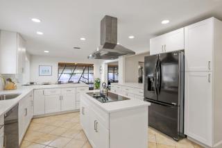 Golden Retreat: Expansive 6BR Home w Heated POOL ~ - Seminole - 7