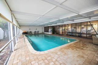 Golden Retreat: Expansive 6BR Home w Heated POOL ~ - Seminole - 4