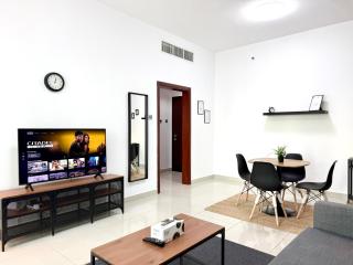 Stunning views 1 BR Flat, Near Beach & Tram with FREE Parking in Dubai Marina - Dubai - 3