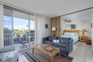 Beachfront Bliss: Gulf Views, Pool & Pet-Friendly - Fort Myers Beach - 7