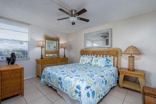 Beachfront Bliss: Gulf Views, Pool & Pet-Friendly - Fort Myers Beach - 6
