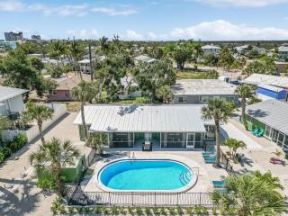 Spacious 4BR Duplex: Pool, Beach Access & BBQ Area - Fort Myers Beach - 9