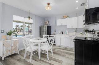 Cozy Beachside Retreat: Pool, Modern Decor & More - Fort Myers Beach - 6