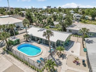 Cozy Beachside Retreat: Pool, Modern Decor & More - Fort Myers Beach - 4