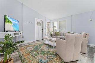Stylish Villa w/ Pool, Beach Access & Pet-Friendly - Fort Myers Beach - 3