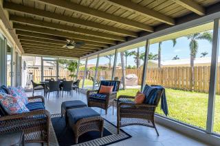 Stylish Retro 3BR: Screened Patio, Outdoor Grill - Fort Myers - 9