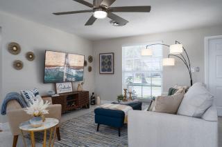 Stylish Retro 3BR: Screened Patio, Outdoor Grill - Fort Myers - 5