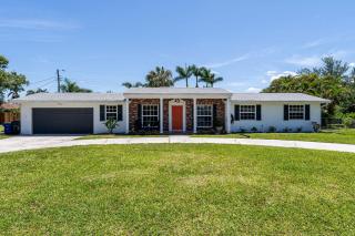 Stylish Retro 3BR: Screened Patio, Outdoor Grill - Fort Myers - 4