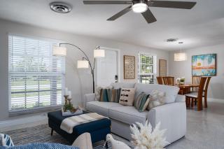 Stylish Retro 3BR: Screened Patio, Outdoor Grill - Fort Myers - 3