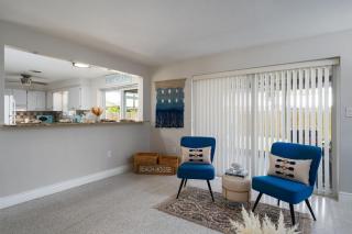 Stylish Retro 3BR: Screened Patio, Outdoor Grill - Fort Myers - 2
