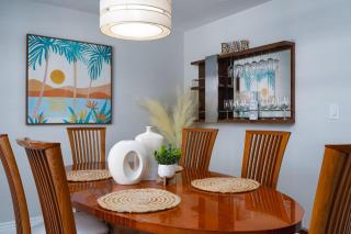 Stylish Retro 3BR: Screened Patio, Outdoor Grill - Fort Myers - 1