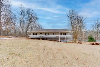 14 Mi to UGA Quiet Lakefront Getaway with Porch! - - 0