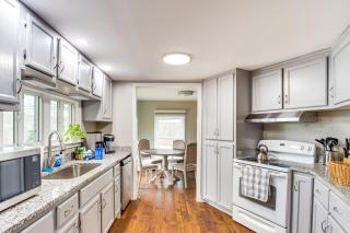14 Mi to UGA Quiet Lakefront Getaway with Porch! - - 2