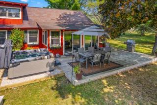 New, Hot Tub Lakefront Cottage on Clam Lake! - - 0