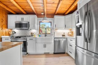 New, Hot Tub Lakefront Cottage on Clam Lake! - - 1