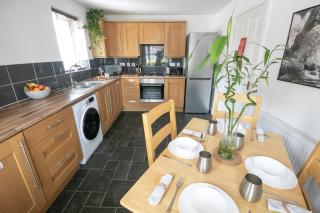Comfortable 4 Bed Modern Townhouse with Parking - Long Eaton - 7