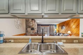 Large 2 Floor Condo, Pool Pass, Beach Club, walk to Shanty Creek - 7