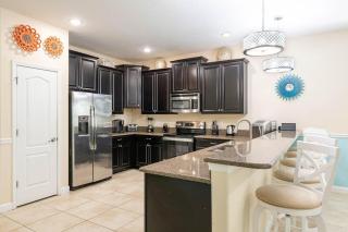 Chic 8 Bdrm Retreat with Pool & Spa in Champions Gate - 2