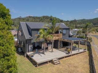 Spacious Family Getaway - Whangamata Holiday Home - Whangamata - 0
