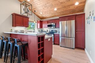 Upper Deck by Simple Life Rentals - 9