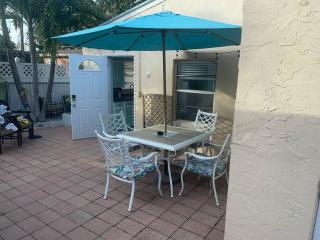King Bed Downtown Courtyard Apt - West Palm Beach - 3