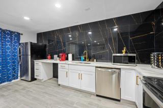 Comfy 2BR in Prime Spot with Free Parking and Pool - 3