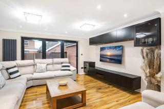 The Roost Group - 8-Bed Home, 5 Mins to M25&A13 - Stifford - 5