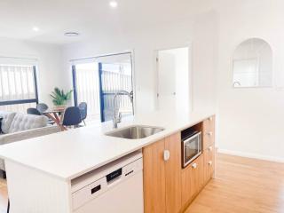 Luxury Villa 2 - North Wagga - 9