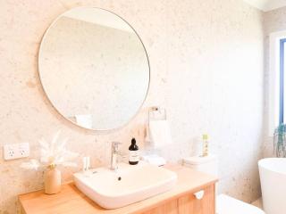 Luxury Villa 2 - North Wagga - 1